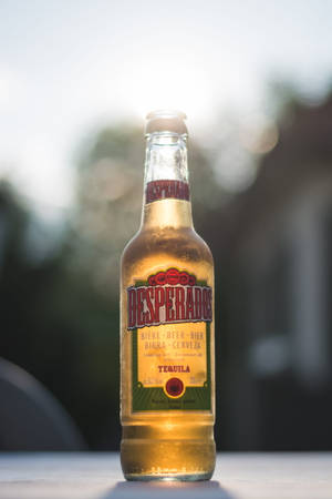 戶外桌上冰凍的Desperados龍舌蘭啤酒瓶