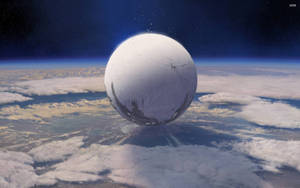 一顆發光的球體漂浮在地球的雲層之上，星空之下。