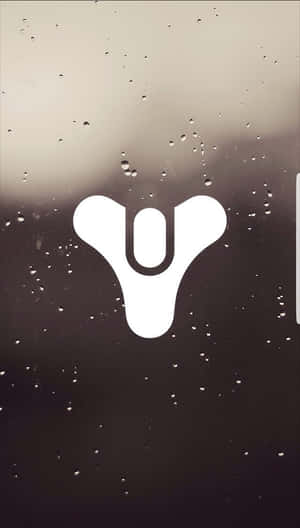 一個白色標誌在帶有雨痕的窗戶上，帶有從暗到亮的漸變。 — 命運 壁紙