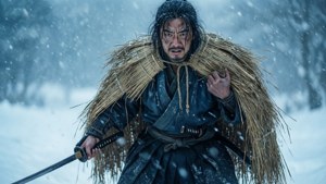 暴風雪中手持劍和稻草斗篷的武士