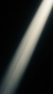 對角線的柔和白色光線在黑色背景上