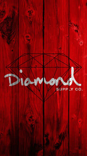 紅色木紋背景，帶有白色Diamond Supply Co.標誌。