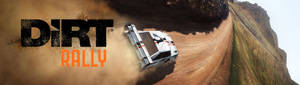白色拉力賽車在遊戲 Dirt Rally 中於塵土飛揚的山路上飄移 — 32:9 壁紙