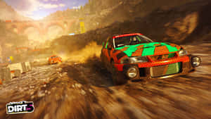 在遊戲《Dirt 5》中，拉力賽車在夕陽下飛馳於泥濘的山地地形。