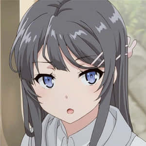 灰色頭髮和藍色眼睛的動漫女孩驚訝地看著觀眾。 — 動漫女孩 壁紙