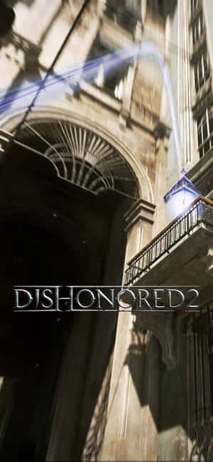 昏暗城市環境中的哥德式石拱門，帶有遊戲標題 Dishonored 2。