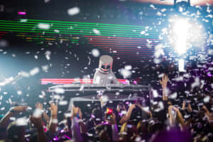 DJ Marshmello 在演唱會上表演，五彩紙屑灑向歡呼的人群。 — MacBook 壁紙