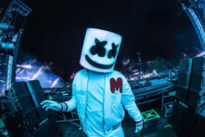 DJ Marshmello 戴著白色頭盔和外套，在夜晚的燈光舞台上。