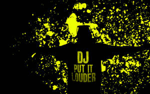 DJ剪影雙臂伸展，身穿寫有「DJ PUT IT LOUDER」的T恤，周圍環繞著霓虹黃色飛濺。