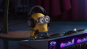 黃色Minion在黑暗的俱樂部環境中戴著耳機和發光設備打碟。