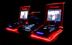 兩個 Pioneer DJ 唱盤以紅藍燈光照明，顯示人群和表演者的視覺效果。 — 音樂美學 壁紙