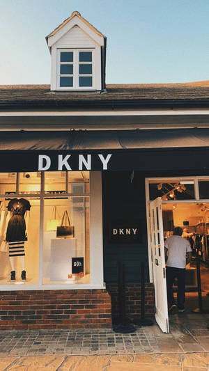 黃昏時分的DKNY服裝店，一名男子正走進店內，櫥窗裡有模特兒。