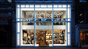 夜晚DKNY時尚商店櫥窗展示，模特兒和發光招牌。 — 旁遮普國王 壁紙