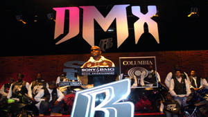 DMX 在一個大型 DMX 標誌下與他的團隊和摩托車參加音樂活動。