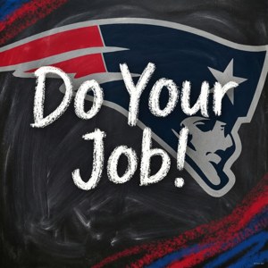 黑板，上面有新英格蘭愛國者隊標誌和白色粉筆寫的 'Do Your Job!' 信息