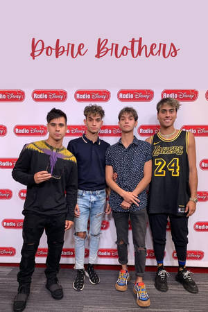 四位年輕男性在Radio Disney活動中穿著休閒及籃球主題服裝擺姿勢。 — 熊之歷險 壁紙