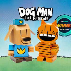 Dog Man 和 Cat Kid 的紙板公仔，帶有獎章，背景為藍色。