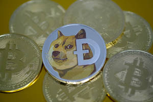 Dogecoin代幣被Bitcoin硬幣包圍在黃色表面上。 — 比特幣 壁紙