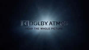 Dolby Atmos 標誌與標語 hear the whole picture 在黑暗星空背景下發出藍色光芒。 — 日落大道 壁紙