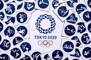 東京2020奧運標誌及周圍的運動象形圖。