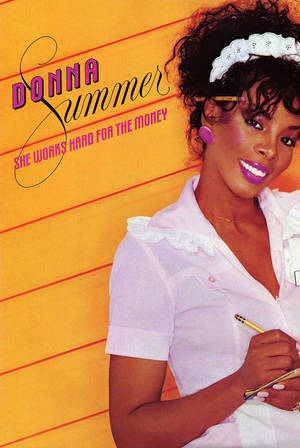 Donna Summer 身穿白色襯衫，在黃色牆前手持鉛筆。 — 復古gif 壁紙