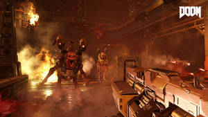 玩家在燃燒的工業 DOOM 關卡中面對惡魔敵人。 — 毀滅戰士：永恆 壁紙