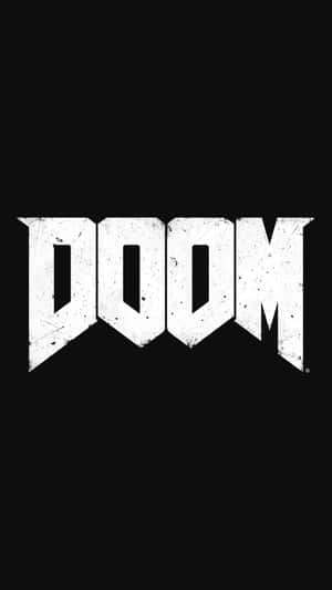 黑色背景上帶有磨損紋理的粗體白色 DOOM 標誌。