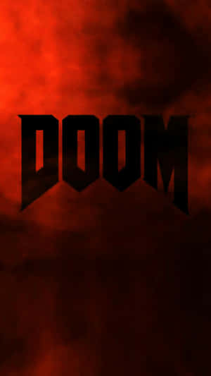 粗體黑色字母的「DOOM」一詞在火紅和深色煙霧背景上。