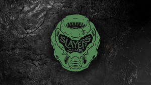 綠色頭盔標誌，上面有 'SLAYERS CLUB'，位於裂開的混凝土牆上。 — 毀滅戰士 壁紙