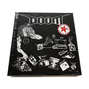 黑白插圖的DOOM音樂盒，帶有塗鴉藝術和專輯封面。 — 音樂 GIF 壁紙