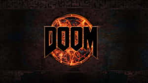 在深色石牆背景上散發出火熱橙色光芒的遊戲標誌 DOOM。