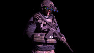 身穿戰術裝備的士兵戴著發光夜視鏡持步槍。