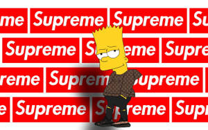 巴特·辛普森穿著圖案外套站在紅色Supreme標誌牆前。