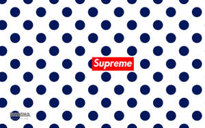 白色背景上有深藍色圓點和一個紅色 Supreme 標誌。