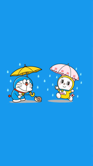 多啦A夢和多啦美在雨中撐傘，附近有一隻蝸牛。