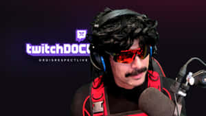 戴紅色太陽眼鏡和耳機的遊戲玩家在Twitch上直播。