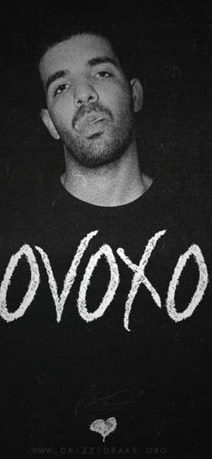 Drake 黑白照，身穿印有 OVOXO 文字的襯衫。