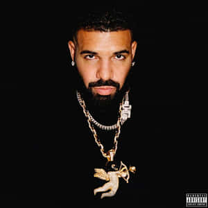 Drake 喺黑色背景戴住金鏈同鑽石首飾。