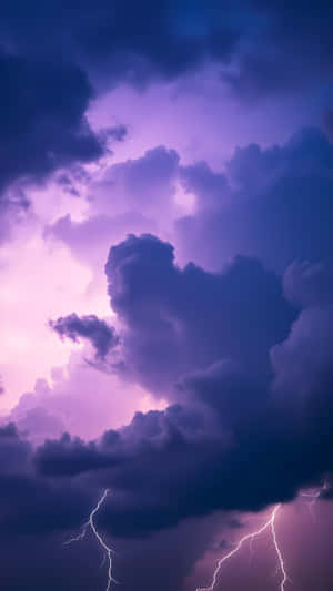 被明亮閃電照亮的紫色暴風雲