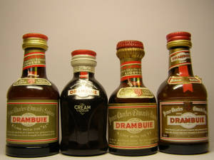 四瓶Drambuie利口酒排列展示。