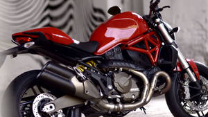 紅色Ducati電單車，露出引擎和鍍鉻排氣管。