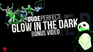 Dude Perfect團隊在發光綠色籃球動作中，帶有發光熊貓毛絨玩具。 — 熊貓 壁紙