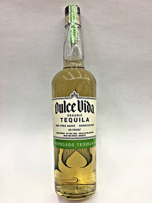 一個Dulce Vida有機陳年龍舌蘭酒樽，裝住透明液體同綠色標籤。