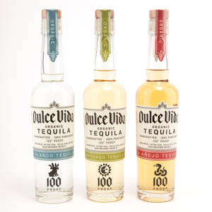 三瓶Dulce Vida龍舌蘭酒（blanco reposado和añejo品種）在工作室環境中展示。