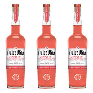 三瓶Dulce Vida西柚龍舌蘭酒排列在白色表面上。