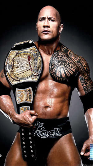 摔角手 The Rock 在攝影棚環境中手持 WWE 冠軍腰帶。 — 岩石 壁紙