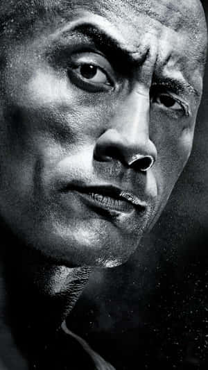 Dwayne Johnson 嘅強烈黑白肖像，汗水同戲劇性燈光。 — 狄維·莊遜 壁紙