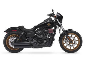 黑色Harley-Davidson電單車，金色輪圈和鍍鉻細節，白色背景。