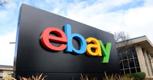多雲天，現代辦公樓外的彩色eBay標誌招牌。