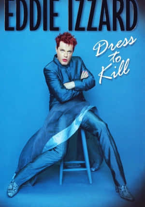 Eddie Izzard 身穿藍色服裝坐在凳子上，為專輯《Dress to Kill》封面擺姿勢。 — 寒冷 壁紙